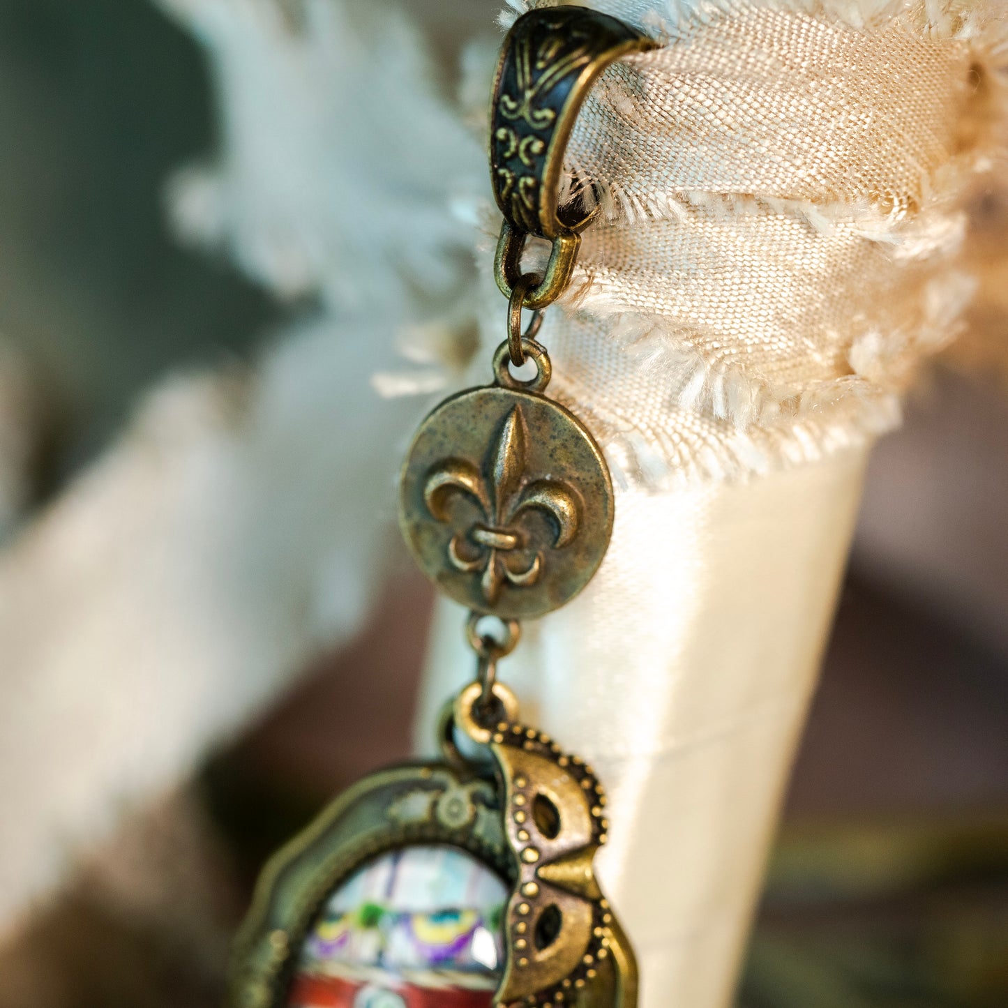 LAISSEZ LES BON TEMPS ROULER WEDDING BOUQUET PENDANT